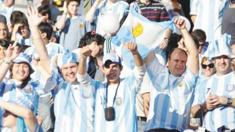 Casi la mitad de los argentinos apuesta a las horas extras para poder viajar al Mundial