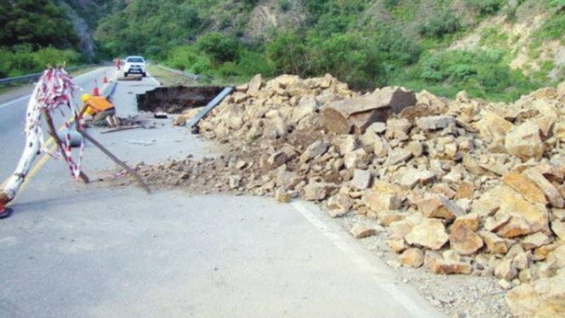 Por desprendimientos, transitar con precaución en La Cébila