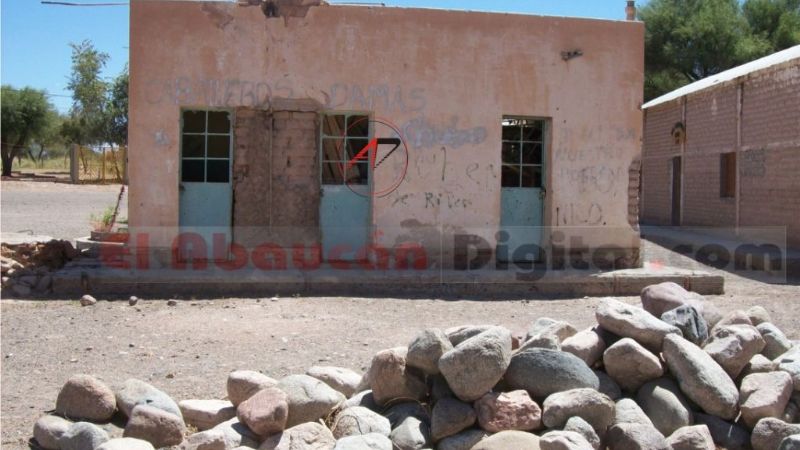 Alumnos de Saujil asisten a una escuela que no tiene sanitarios