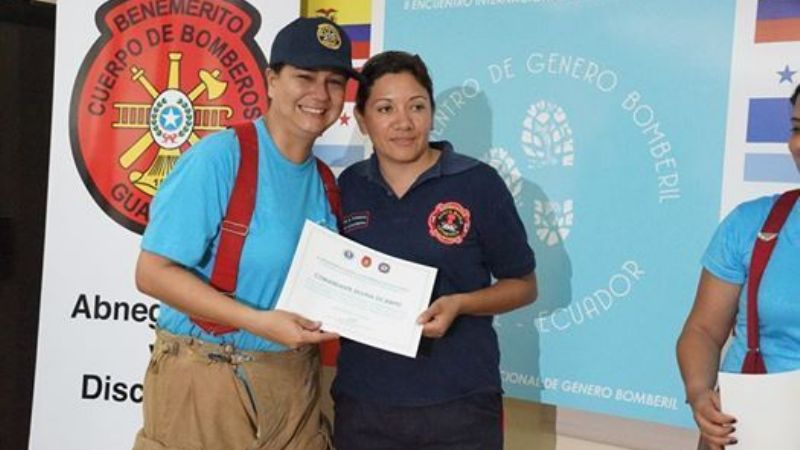 La jefa del Cuartel de Bomberos Voluntarios participó de un encuentro en Ecuador