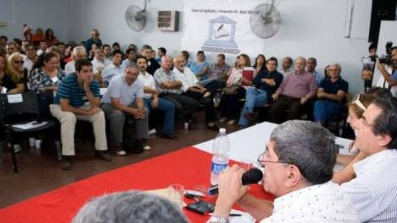 Radicales convocarían a elecciones para el 8 de junio