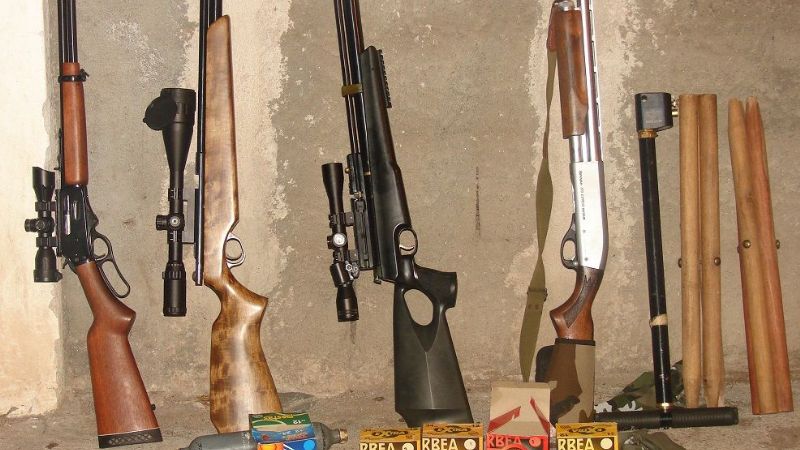 Demoran a un vehículo que llevaba armas