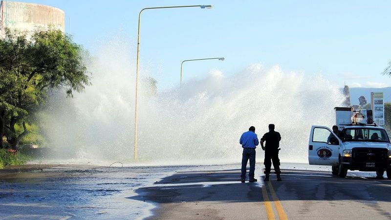 Impactante reventón del acueducto Norte, a la altura de Polcos