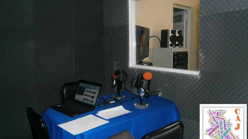 Capacitarán a docentes y jóvenes para el uso de las radios escolares CAJ