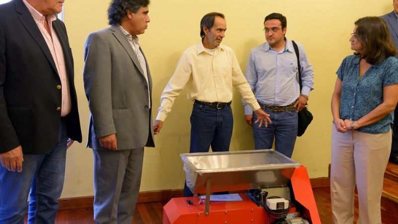 Entregaron máquina moledora a bodega de Siján