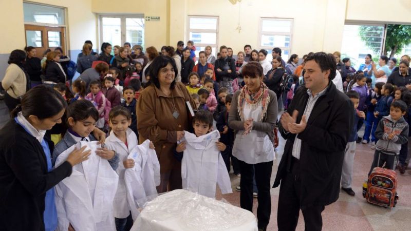 Entregan más de 45.000 guardapolvos