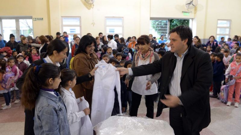 Entregan más de 45.000 guardapolvos