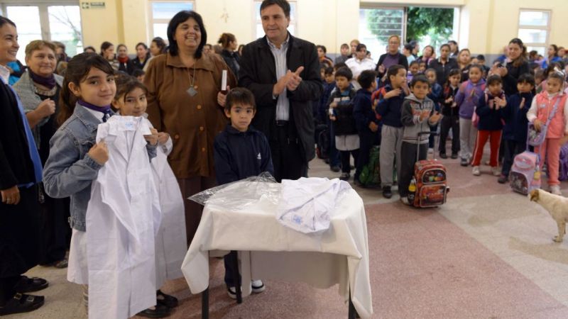 Entregan más de 45.000 guardapolvos