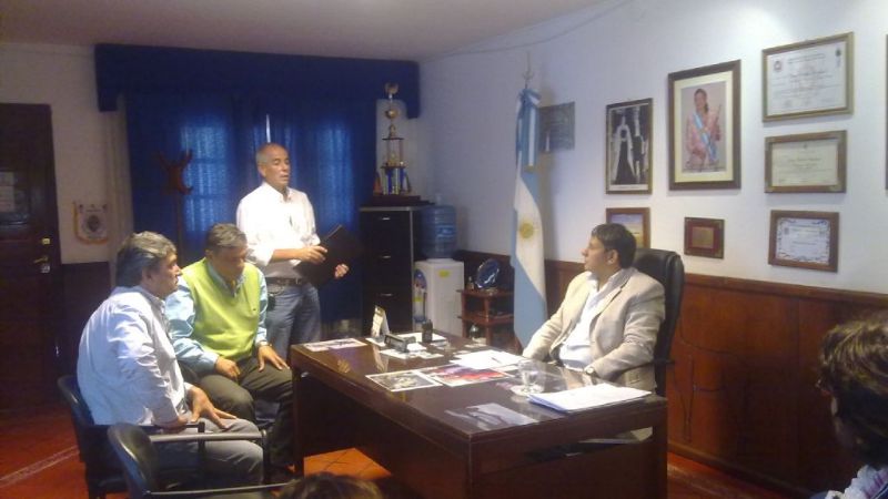 Firman convenio para la construcción de canales de agua para riego