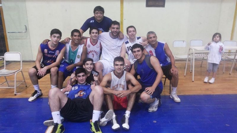 Román Gonzalez visitó el entrenamiento del Seleccionado de Basquet