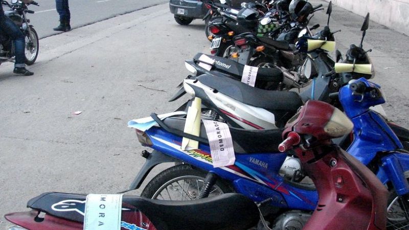 Retienen 65 motos en control vehicular