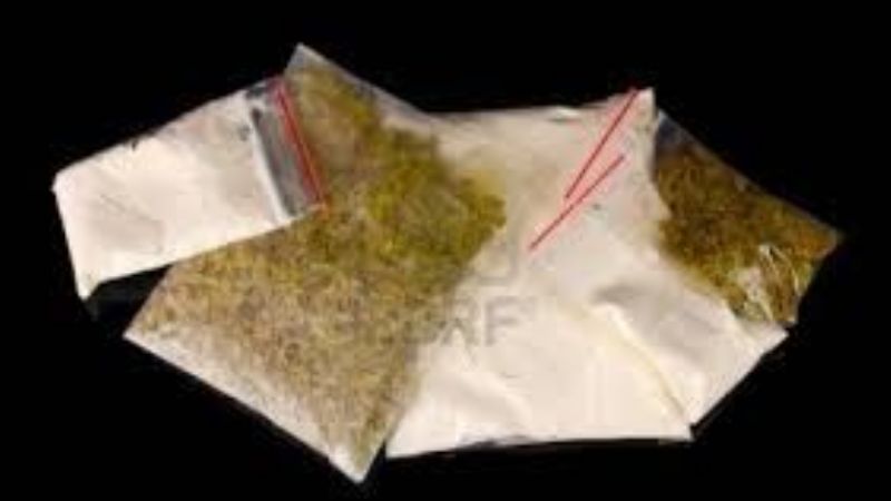 Mujer y menor detenidos con marihuana y cocaína