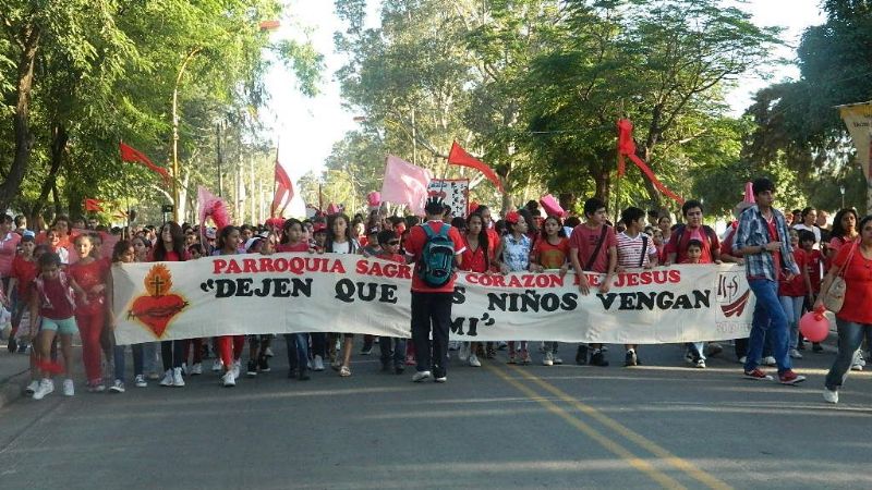 Multitudinaria y colorida convocatoria  de niños en la apertura de la catequesis