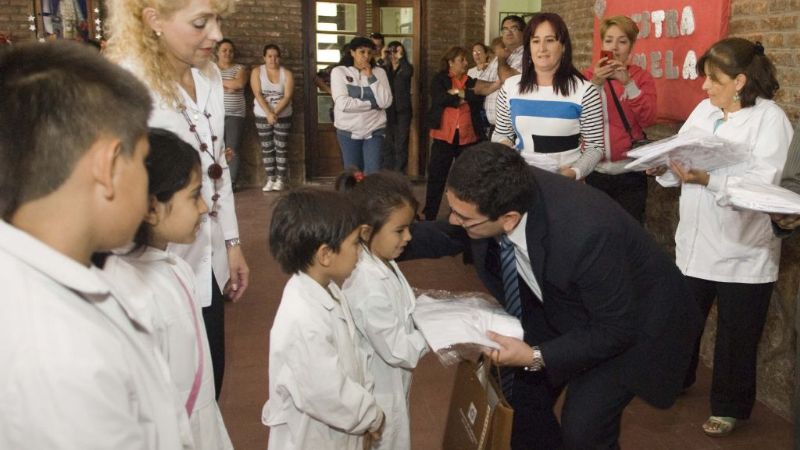 Continúan con la entrega más de 45.000 guardapolvos