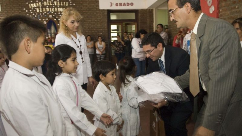 Continúan con la entrega más de 45.000 guardapolvos