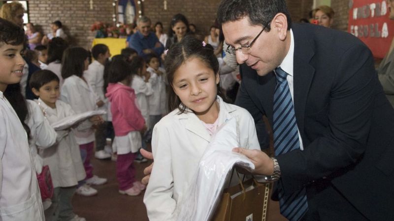 Continúan con la entrega más de 45.000 guardapolvos