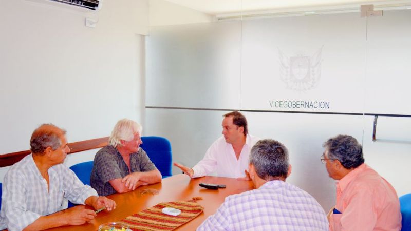 Pescadores del dique de Ipizca con Mera