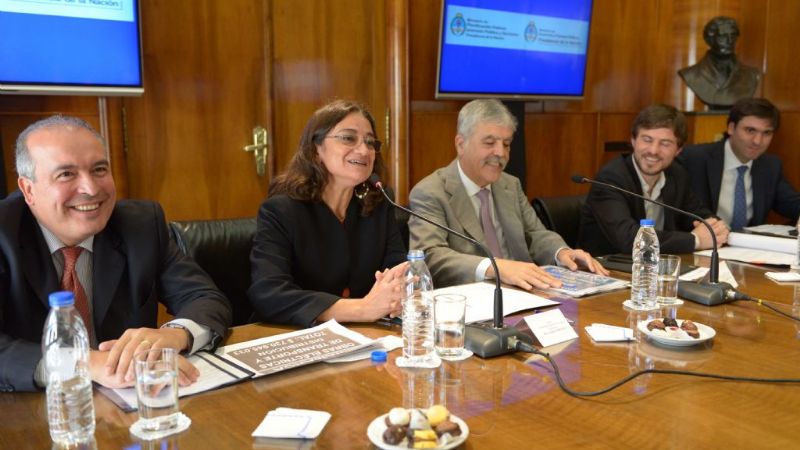 Lucía firmó importantes convenios con De Vido