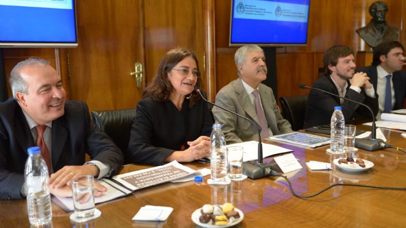 Lucía firmó importantes convenios con De Vido