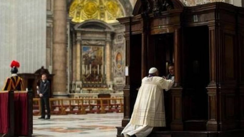 El Papa, de rodillas para confesarse