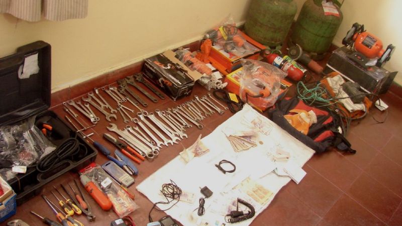 Aprehendieron a dos sujetos y secuestran elementos robados