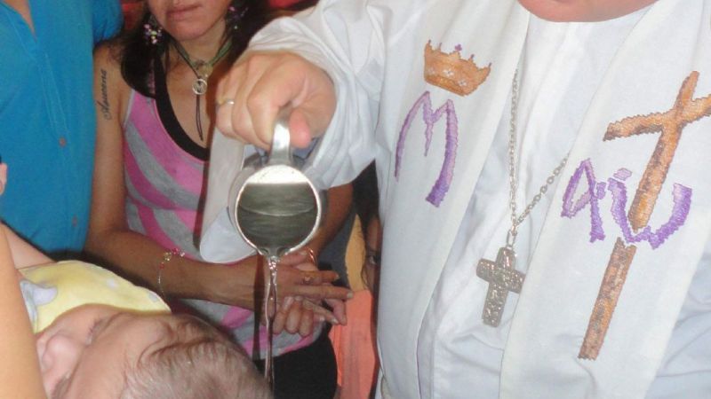 Un total de 25 niños recibieron el bautismo en la Casa Cuna