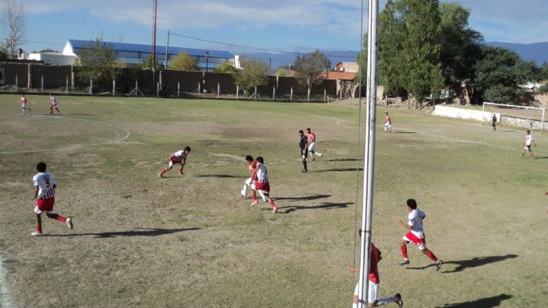 Con un cómodo triunfo, Calchaquí clasificó primero en su zona