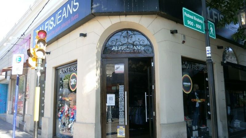 Vandalos destrozaron vidriera de local comercial en la Peatonal