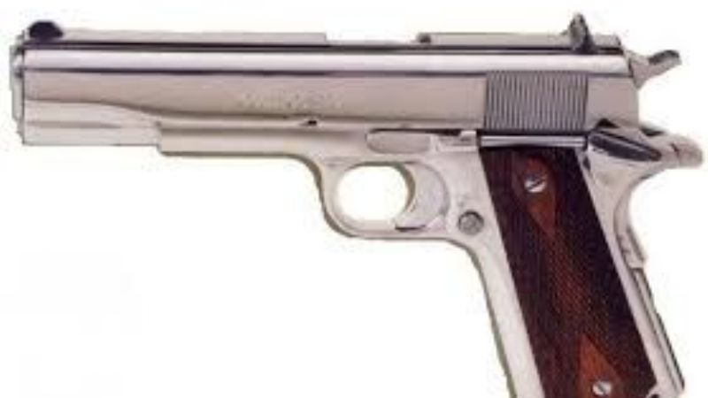 Llevaba dos armas de guerra y $130.000