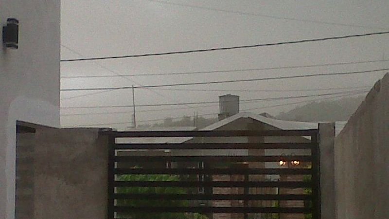 De repente, el cielo oscureció y comenzó a llover