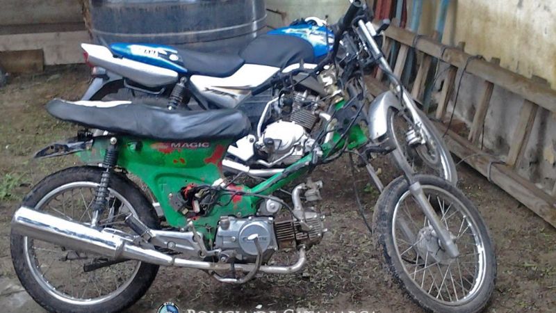 Sorprendieron a cinco jóvenes robando