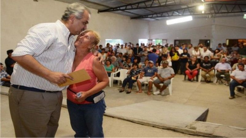 Entregan subsidios a damnificados por el alud