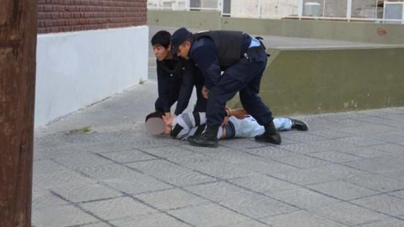 Robó, escapó en moto, chocó, y fue detenido