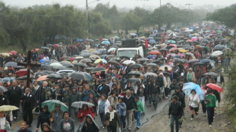 Una multitud marchó bajo la lluvia en el inicio de la Semana Santa en Catamarca