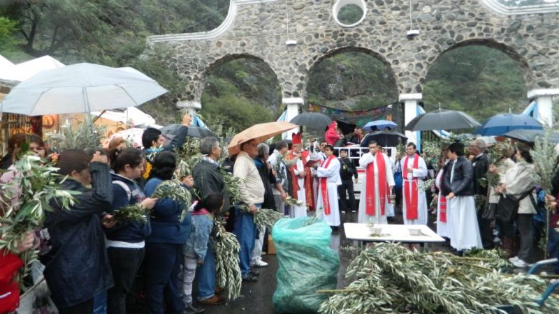 Una multitud marchó bajo la lluvia en el inicio de la Semana Santa en Catamarca