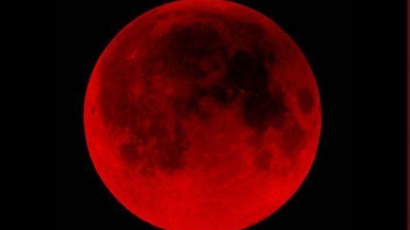 Eclipse total de luna con un color rojizo único