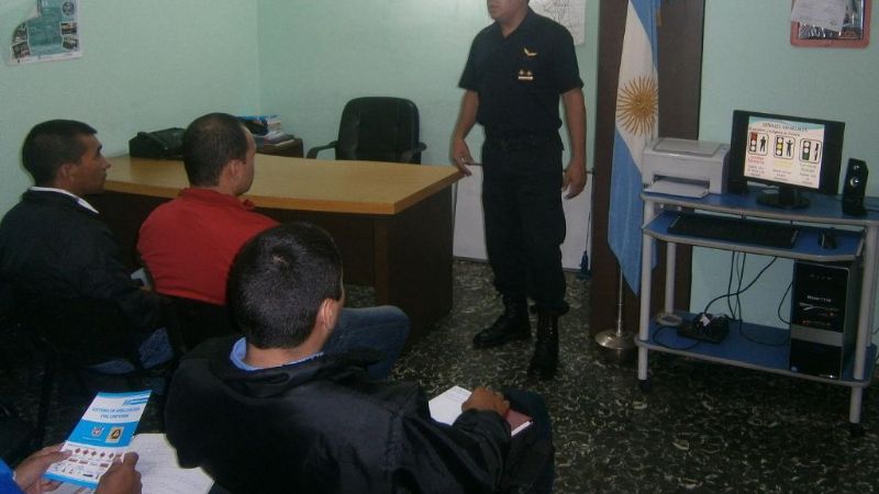 Policías se capacitan en la Dirección de Seguridad Vial