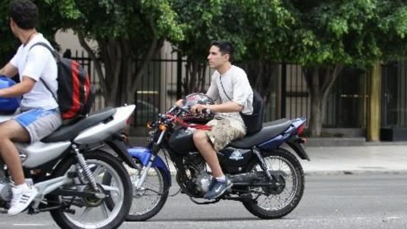 Para combatir el delito, proponen que motociclistas utilicen cascos identificatorios