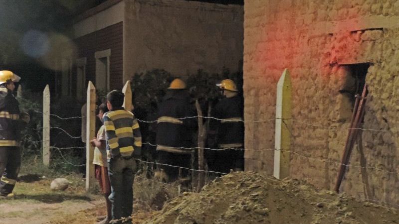 Asisten a familia que perdió su vivienda