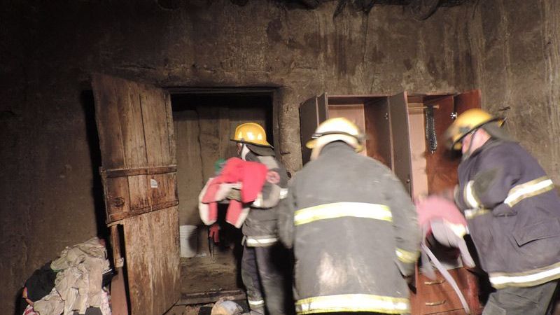 Asisten a familia que perdió su vivienda