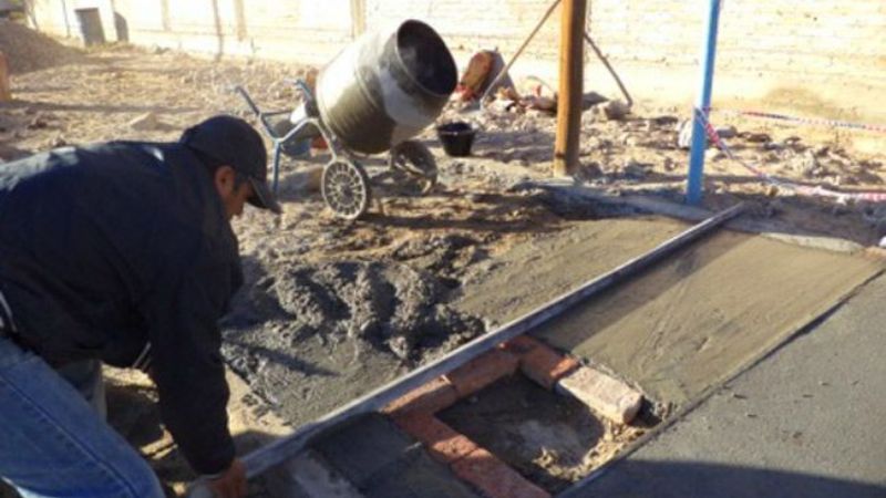 Trabajan en veredas y cordones cuneta en el B° San Agustín de Santa María