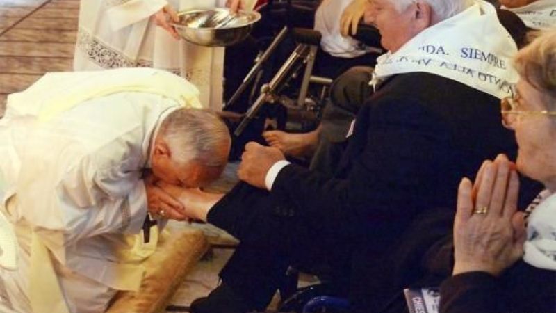 Jueves Santo: el Papa lavó los pies de doce personas con discapacidad