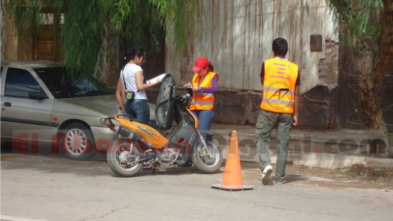 Embisten e intentan apuñalar a un inspector en un control de tránsito