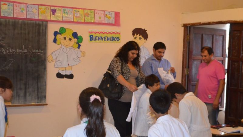 Entrega de guardapolvos en Valle Viejo