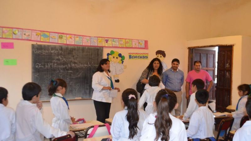 Entrega de guardapolvos en Valle Viejo