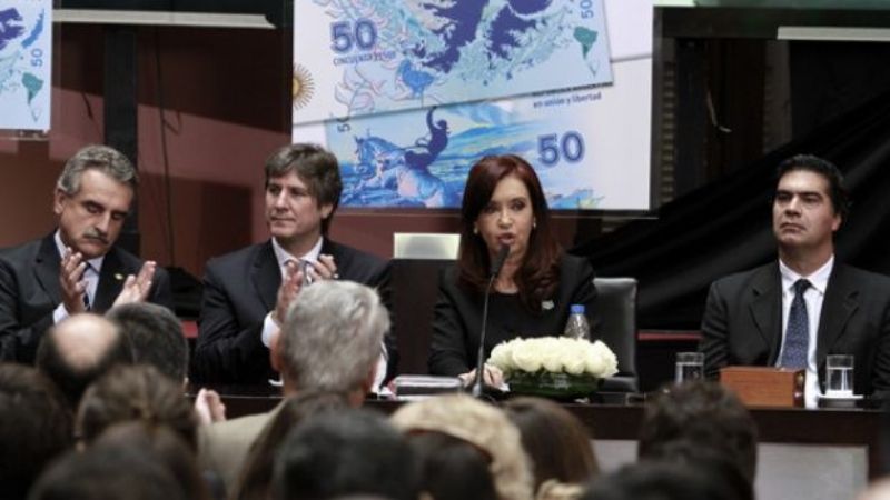 "Que se ocupe de los jóvenes desempleados en lugar de guerrear"