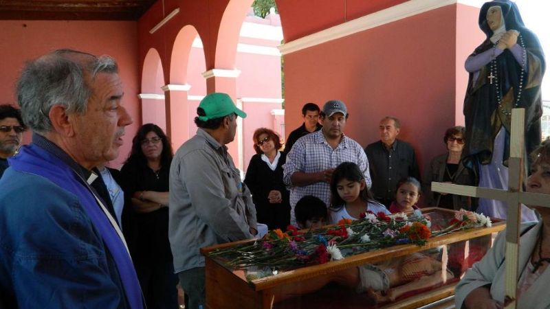 Vecinos rezaron el Vía Crucis en el cementerio municipal