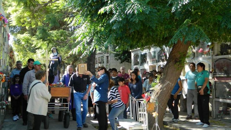 Vecinos rezaron el Vía Crucis en el cementerio municipal