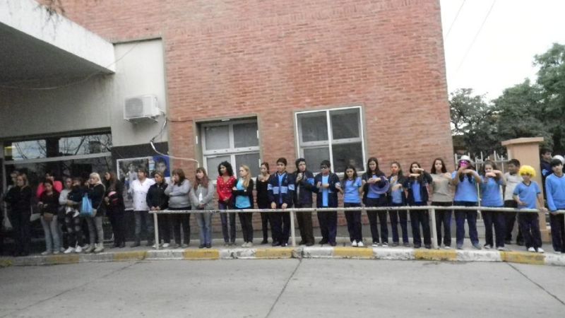 Abrazo simbólico y ofrecieron una oración para los pacientes del Hospital de Niños