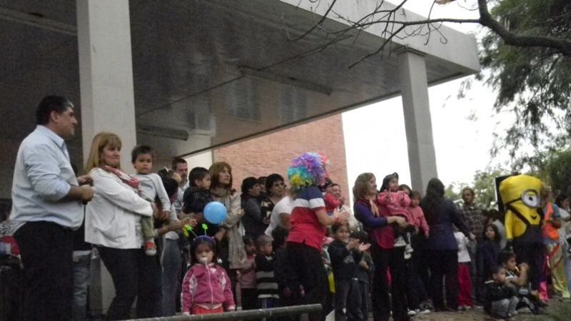 Abrazo simbólico y ofrecieron una oración para los pacientes del Hospital de Niños